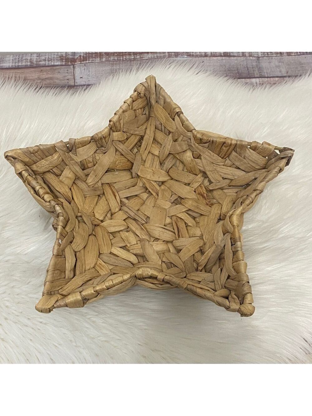 Star-Shaped Woven Basket - Picture 1 of 3